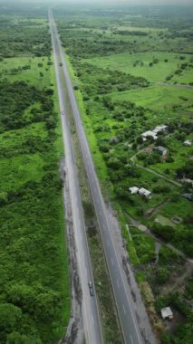 Ufuk mesafesi ve geçiş yapan araçlar ile yolun hava görüntüsü, dron görünümü