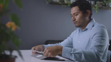 Kahverengi derili grafik tasarımcısı, Meksikalı çizmek için bir tablet alıyor, bir kişi.
