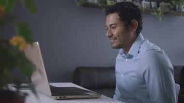 Kahverengi tenli İspanyol bir adam bir video çağrısında karşılıyor, evden çalışıyor, girişimci, bir kişi