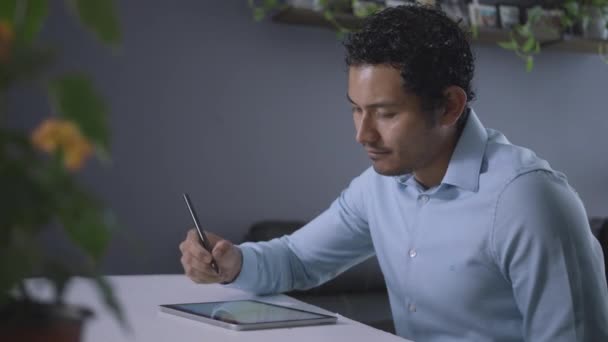 Adulto Jovem Com Pele Marrom Hispânica Trabalha Com Tablet Gráfico — Vídeo de Stock