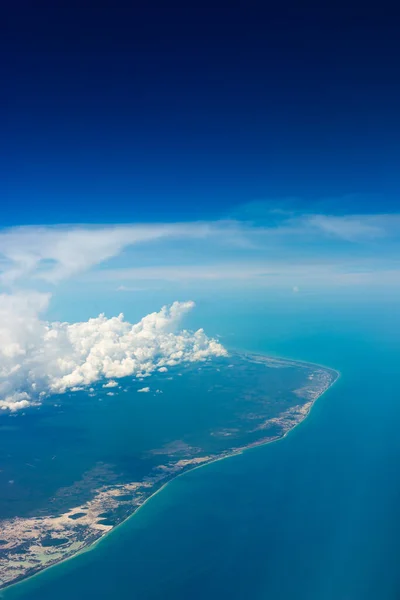 yucatan yucatan, 2008 23, Yucatan kıyılarının havadan görünüşü bulutlu mavi gökyüzü ve sakin deniz