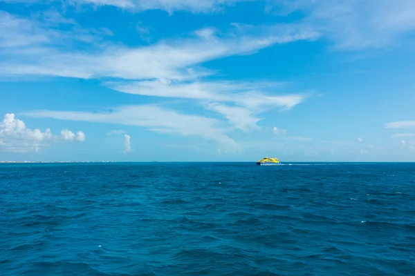 Cancun Cancun Yellow Ferry Crosses Cancun Blue Sea Day Slightly — Stock Photo, Image