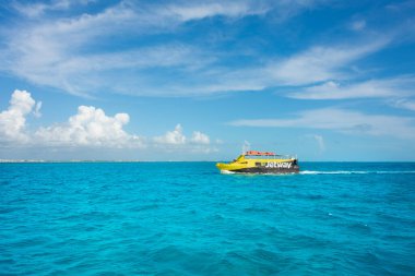 Cancun, Cancun, 20 08 23, Sarı feribot bir yaz günü yelken açar ve mavi deniz ve sakin hava.