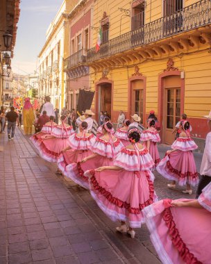 Guanajuato, Guanajuato, Meksika, 06 11 22, geleneksel müzik geçit töreni bölgesel kostümlü dansçılar tarafından, şehir merkezinde yürüyün.