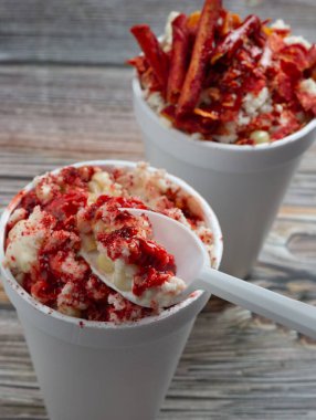 Meksika aperatifleri, fincanlarda çeşitli mısırlar, trolelotlar, kırmızı biber, fıstık, patates cipsi, kırmızı biber sosu, lezzetli.