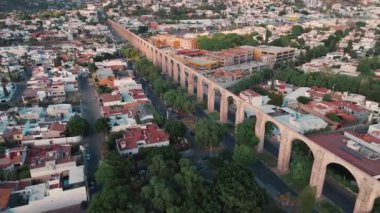 Günbatımında Queretaro 'nun antik kemerlerinin inanılmaz hava manzarası. Arka planda şehir var.