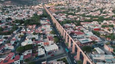 Günbatımında Queretaro 'nun antik kemerlerinin inanılmaz hava manzarası. Arka planda şehir var.