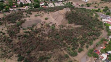 Queretaro, Corregidora 'daki El Pueblito Piramidi, bir yaz günü, Maya tarihi yeri