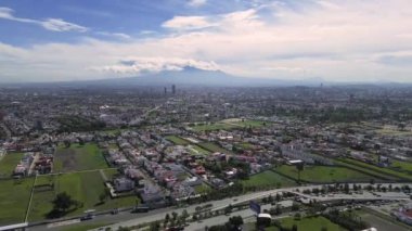 Yaz boyunca arka planda Malinche volkanı bulunan Puebla şehrinin hava manzarası.