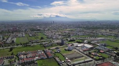 Yaz boyunca arka planda Malinche volkanı bulunan Puebla şehrinin hava manzarası.