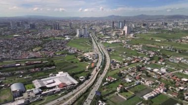 Puebla şehrinin panoramasında taşıma araçlarıyla yol dağıtımcısı