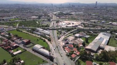 Puebla şehrinin panoramasında taşıma araçlarıyla yol dağıtımcısı