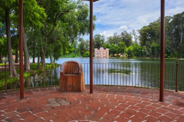 Eski Chautla çiftliğinin manzarası, arka planda şato, ahşap bir koltuk, turistik bir yer, insan yok.
