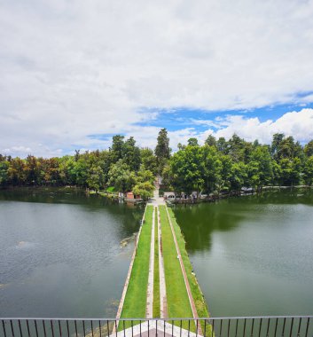Eski Hacienda de Chautla Gölü 'nün üzerindeki yol manzarası. Mavi gökyüzü ve bulutlarla dolu bir günde, hiç insan yok.