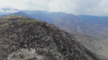 Orizaba 'nın zirvesindeki bir dağ sırasının tepesinde, kuru iklim, kayalar ve ağaçlar