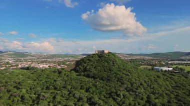 07 02 2024 Queretaro Queretaro. El Pueblito antik piramidinin havadan görünüşü. Yazın ormana bakan bir arkeolojik alan.