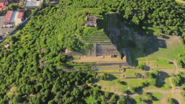 07 02 2024 Queretaro Queretaro. El Pueblito antik piramidinin havadan görünüşü. Yazın ormana bakan bir arkeolojik alan.