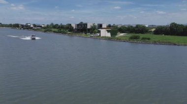 08 10 2024 Queretaro Queretaro Wakeboard sporu yaz boyunca bir göl veya nehirde spor teknesi ile yapılır.