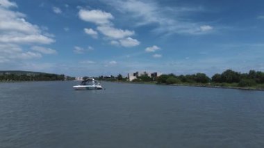 08 10 2024 Queretaro Queretaro Spor Teknesi bir göl rıhtımına demir attı, yaz tatili aktivitesi