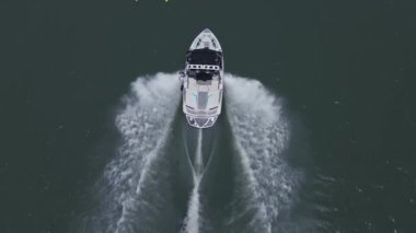 08 10 2024 Queretaro Queretaro Wakeboard sporu yaz boyunca bir göl veya nehirde spor teknesi ile yapılır.