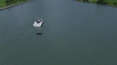 08 10 2024 Queretaro Queretaro Wakeboard sporu yaz boyunca bir göl veya nehirde spor teknesi ile yapılır.