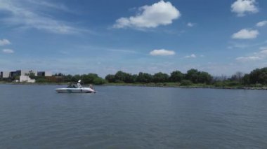 08 10 2024 Queretaro Queretaro Spor Teknesi bir göl rıhtımına demir attı, yaz tatili aktivitesi