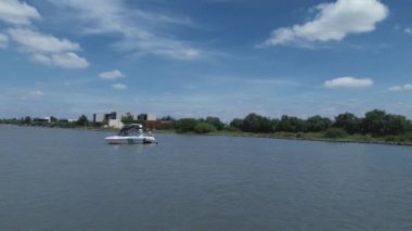 08 10 2024 Queretaro Queretaro Spor Teknesi bir göl rıhtımına demir attı, yaz tatili aktivitesi