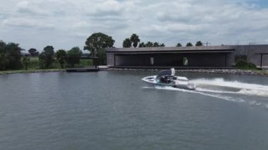 08 10 2024 Queretaro Queretaro Wakeboard sporu yaz boyunca bir göl veya nehirde spor teknesi ile yapılır.