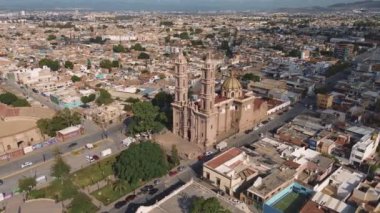 08 16: 24 San Luis potosi San luis potosi Havacılık Kilisesi Parroquia Basilica Santuario de Nuestra Seora de Guadalupe gün batımında şehir arka planda, güzel dini Katolik mimarisi