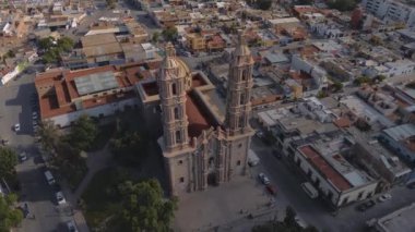 08 16: 24 San Luis potosi San luis potosi Havacılık Kilisesi Parroquia Basilica Santuario de Nuestra Seora de Guadalupe gün batımında şehir arka planda, güzel dini Katolik mimarisi
