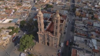 08 16: 24 San Luis potosi San luis potosi Havacılık Kilisesi Parroquia Basilica Santuario de Nuestra Seora de Guadalupe gün batımında şehir arka planda, güzel dini Katolik mimarisi