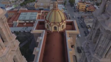 08 16: 24 San Luis potosi San luis potosi Havacılık Kilisesi Parroquia Basilica Santuario de Nuestra Seora de Guadalupe gün batımında şehir arka planda, güzel dini Katolik mimarisi