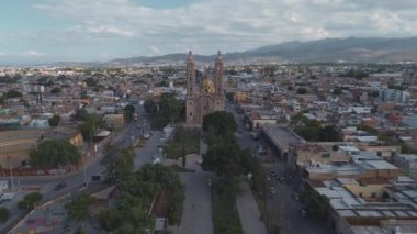 08 16: 24 San Luis potosi San luis potosi Havacılık Kilisesi Parroquia Basilica Santuario de Nuestra Seora de Guadalupe gün batımında şehir arka planda, güzel dini Katolik mimarisi