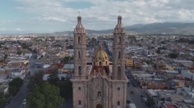 08 16: 24 San Luis potosi San luis potosi Havacılık Kilisesi Parroquia Basilica Santuario de Nuestra Seora de Guadalupe gün batımında şehir arka planda, güzel dini Katolik mimarisi