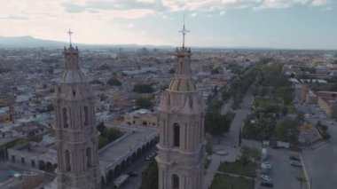 08 16: 24 San Luis potosi San luis potosi Havacılık Kilisesi Parroquia Basilica Santuario de Nuestra Seora de Guadalupe gün batımında şehir arka planda, güzel dini Katolik mimarisi