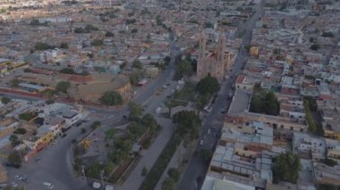 08 16: 24 San Luis potosi San luis potosi Havacılık Kilisesi Parroquia Basilica Santuario de Nuestra Seora de Guadalupe gün batımında şehir arka planda, güzel dini Katolik mimarisi