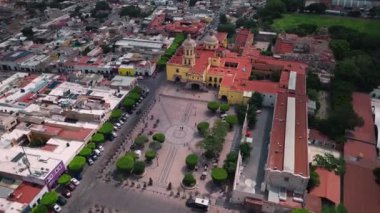09 03 2024 Kutsal Haç Tapınağı ve Eski Manastırı 'nın havadan görünüşü ve şehirde geleneksel Katolik mimarisi olan Haç Tapınağı' nın avlusu.
