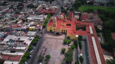 09 03 2024 Kutsal Haç Tapınağı ve Eski Manastırı 'nın havadan görünüşü ve şehirde geleneksel Katolik mimarisi olan Haç Tapınağı' nın avlusu.