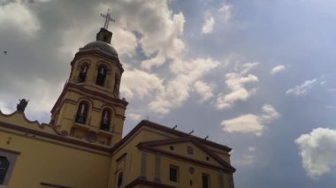 09 03 2024 Kutsal Haç Tapınağı ve Eski Manastırı 'nın havadan görünüşü ve şehirde geleneksel Katolik mimarisi olan Haç Tapınağı' nın avlusu.