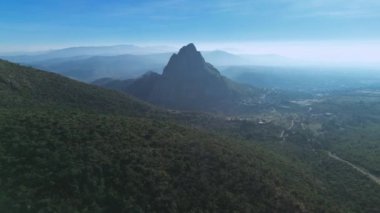 Bernal Kayası 'nın dağlardaki güzel hava manzarası, mavi gökyüzü, barış ve Meksika' nın doğası, insan yok.