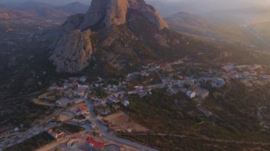 Pea de Bernal 'ın güzel hava manzarası, yamaçlarda köyü olan dağlar arasındaki manzara, hiç insan yok.