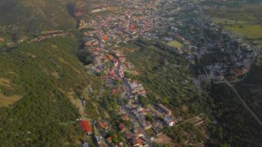 Queretaro Mexico 'daki Bernal kasabasının muhteşem hava manzarası, ormanın içindeki evler turistik bir yerin gecekondu mahallesi gibi, arabaları ve caddeleri olan.