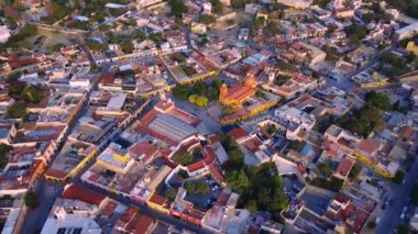 Bernal Queretaro 11 27 2024, Bernal şehri, San Sebastin Bernal kilisesi ve arka plandaki dağ, Queretaro eyaletindeki büyülü Meksika şehri.