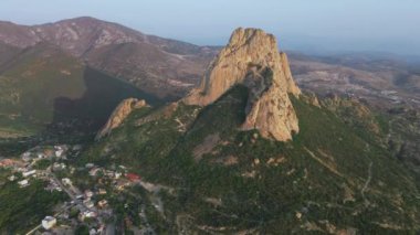 Queretaro 'daki Pea de Bernal dağının panoramik manzarası, turizm, yürüyüş ve tırmanma için kentsel olmayan manzara