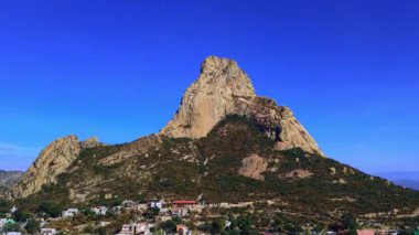 Pea de Bernal Queretaro 'da gün batımı, kentsel olmayan yaz manzarasında kaya dağı