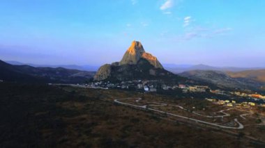 Pea de Bernal Queretaro 'da gün batımı, kentsel olmayan yaz manzarasında kaya dağı