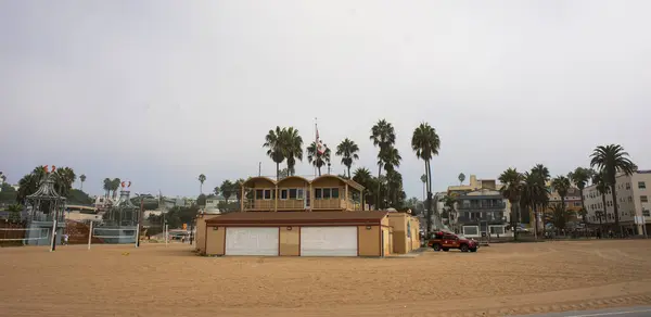 10 07 2024 Los Angeles California Sahil Güvenlik binası. Los Angeles 'taki Santa Monica İskelesi' nde bir yaz günü plajda minibüsü olan..