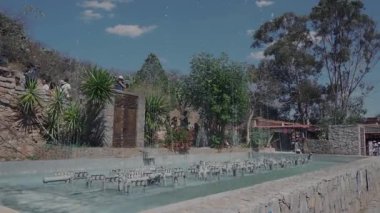 12032025 Bernal Queretaro Müzikle dans eden bir çeşme mekanizması, Pea de Bernal 'ın eteklerinde bir turist gösterisi