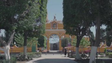 3102025 Cholula puebla girişi San Andres Apostol cemaatine dini bir etkinlik sırasında, Katolik kilisesi ve turizm merkezi