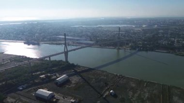 12: 20 Tamulipas, Tamaulipas. Köprüden güneşin doğuşunun güzel panoramik manzarası. Arka planda şehir, altyapı ve ulaşım.